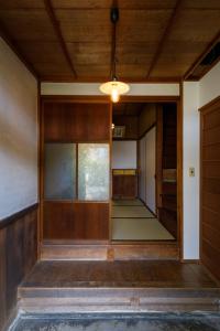 een lege kamer met houten wanden en een plafond bij Tsunagian TABI-NE in Kanazawa