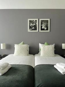 twee bedden naast elkaar in een slaapkamer bij Hotel Molengroet in Noord-Scharwoude