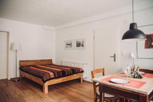 ein Schlafzimmer mit einem Bett und einem Tisch mit einem Esszimmer in der Unterkunft Haus am Zabelstein in Dingolshausen
