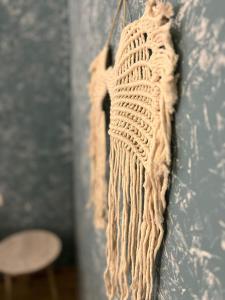 una toalla colgada en el costado de una pared en B&B Zio Cici en Minervino di Lecce