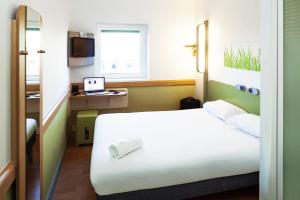 A bed or beds in a room at Ibis budget Dunkerque Grande Synthe