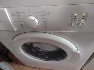 een wasmachine met een bedieningspaneel bij Terrazza sul Mare in Alba Adriatica