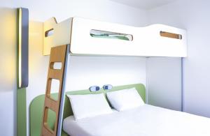 Postel nebo postele na pokoji v ubytování Ibis budget Dunkerque Grande Synthe