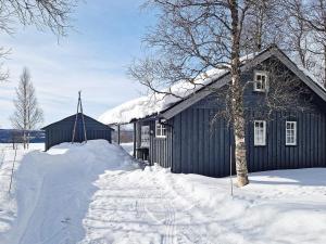 una iglesia en la nieve con un montón de nieve en 6 person holiday home in Nordli, en Holand