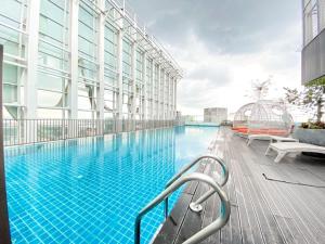 une piscine sur le côté d'un immeuble dans l'établissement Suasana Suite by RR JBcity, à Johor Bahru 79 autres photos