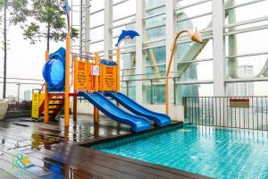 - une aire de jeux dans un bâtiment avec piscine dans l'établissement Suasana Suite by RR JBcity, à Johor Bahru