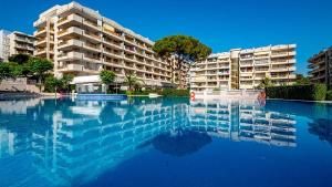 The swimming pool at or close to Luminoso apartamento en SALOU con TERRAZA y PARQUE INFANTIL IDEAL FAMILIAS