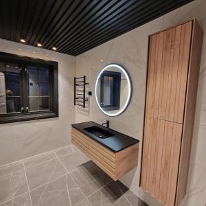 uma casa de banho com um lavatório e um espelho em Aarnes house Stryn em Stryn
