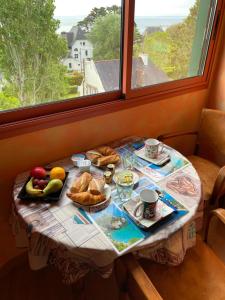 stół z jedzeniem przed oknem w obiekcie Nid de Pie w mieście Crozon
