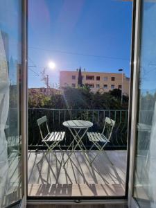eine Terrasse mit einem Tisch und Stühlen auf dem Balkon in der Unterkunft Appartement Premium in Beaulieu-sur-Mer