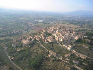 an aerial view of a town in a city at Residenza Sant'Emiliano in Trevi
