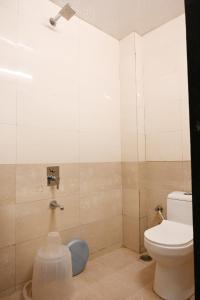 een badkamer met een toilet en een douche bij Hotel Holiday Pride in Aurangabad