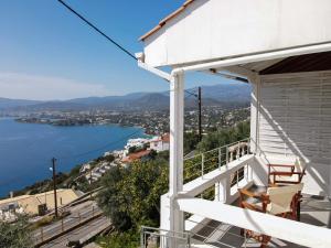 un balcón de una casa con vistas al océano en Villa Veranda Agios NIkolaos (suite) en Ágios Nikólaos