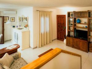 a living room with a couch and a table at Appartamento vicino al centro di Olbia in Olbia