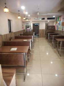 Anand Mahal Hotel餐厅或其他用餐的地方