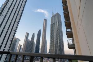 een uitzicht op de skyline van de stad met hoge gebouwen bij Downtown / Great Location / 2BDR / 2 Balconies / 10 min walk from Dubai Mall in Dubai