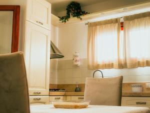 cocina con mesa, fregadero y ventana en Appartamento vicino al centro di Olbia, en Olbia