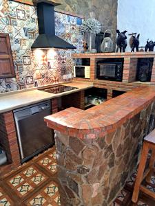 cocina con encimera de piedra en una habitación en Hacienda Tresoles en Ubrique
