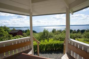 uma vista do alpendre de uma casa com vista para a água em Brunstorpsgård Bränneriet em Huskvarna