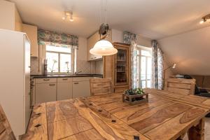 Una cocina y un comedor con una mesa de madera. en Haus am Teich Wohnung 21, en Boltenhagen
