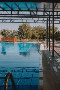 une grande piscine d'eau bleue dans l'établissement Twins Wine House, à Napareuli