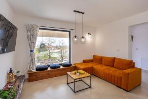 uma sala de estar com um sofá e uma janela em House with pool Poli Stare nuoni em Žminj