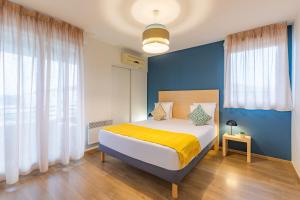 Appart'City Confort Toulouse Purpan tesisinde bir odada yatak veya yataklar