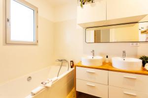łazienka z 2 umywalkami, wanną i oknem w obiekcie LA CASITA VI4348 By Riviera Holiday HOmes w mieście Falicon +20 zdjęć