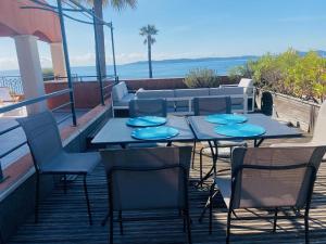 una mesa y sillas en un balcón con vistas al océano en Appartement de la mer, en Sainte-Maxime
