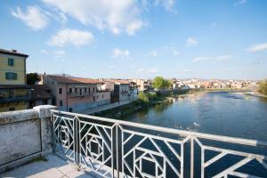een uitzicht op een rivier vanaf een brug bij Appartamento al Ponte di Luigi Viscovo in Pescantina