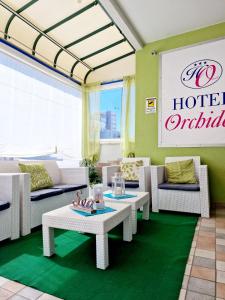 リニャーノ・サッビアドーロにあるHotel Orchideaのホテルの蘭の部屋(テーブル、椅子付)