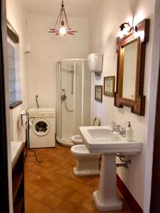 een badkamer met een wastafel, een toilet en een douche bij Tenuta di Corsano in Monteroni dʼArbia