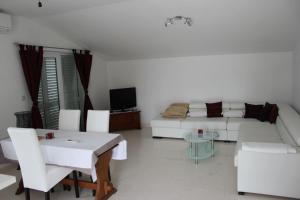 sala de estar con sofá blanco y mesa en Vila Vito, en Trogir