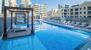 Bazén v ubytování Beautiful Studio Apartment in Dubai Marina nebo v jeho okolí
