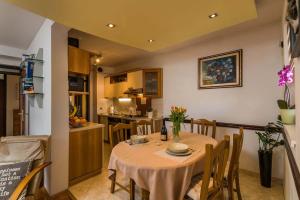 uma cozinha e sala de jantar com mesa e cadeiras em Apartment Many em Pula