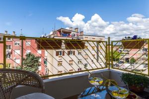 uma varanda com duas mesas e vista para um edifício em Apartment Many em Pula