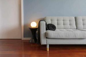 sala de estar con sofá y lámpara en MariGold by Destiny Houses en Senhora da Hora
