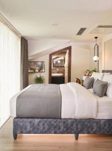 1 cama blanca grande en una habitación con ventana en ACTUEL LİFE HOTEL, en Estambul