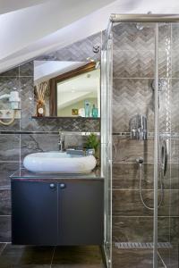 uma casa de banho com um lavatório e um chuveiro em ACTUEL LİFE HOTEL em Istambul