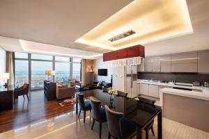 uma cozinha e sala de estar com mesa e cadeiras em Oakwood Premier Incheon em Incheon