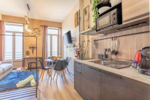 een keuken en een woonkamer met een bank en een tafel bij ADIRA Résid'Marseille Vieux-port in Marseille