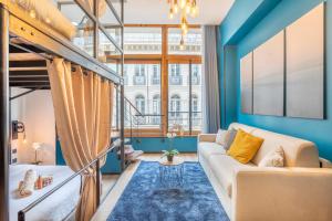 - un salon avec un canapé et des lits superposés dans l'établissement ADIRA Résid'Marseille Vieux-port, à Marseille