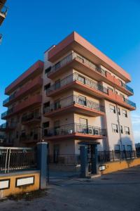 un edificio alto con balcones a un lado. en Bed and Breakfast Sapore di Sale, en Trapani