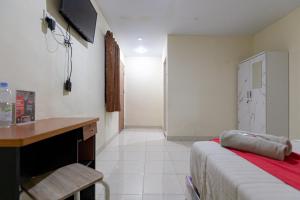 Postel nebo postele na pokoji v ubytování RedDoorz @ Medan Johor 2