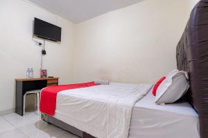 Postel nebo postele na pokoji v ubytování RedDoorz @ Medan Johor 2