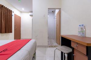 Postel nebo postele na pokoji v ubytování RedDoorz @ Medan Johor 2