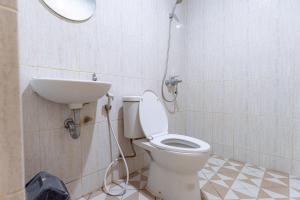 Koupelna v ubytování RedDoorz @ Medan Johor 2