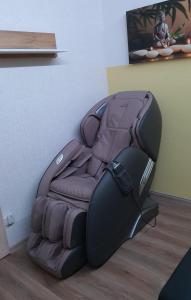 un asiento de coche sentado en el suelo en una habitación en Penzion Čtyřlístek, en Teplice nad Metují