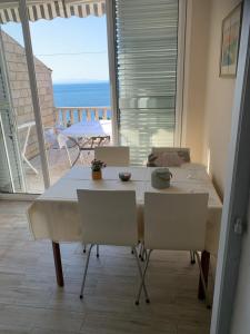 una mesa y sillas con vistas al océano en Villa Bose, en Brela