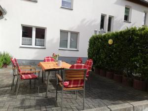 a table and chairs in front of a house at Pension Winter in Mücheln